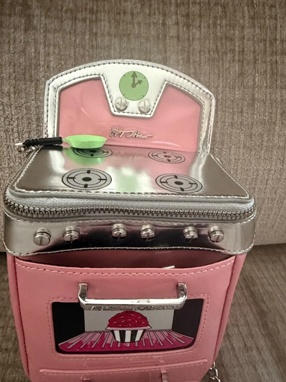 Betsy Johnson Kitsch L’oven 9 1/2 x 5 1/2 rare find like new - Picture 3 of 12
